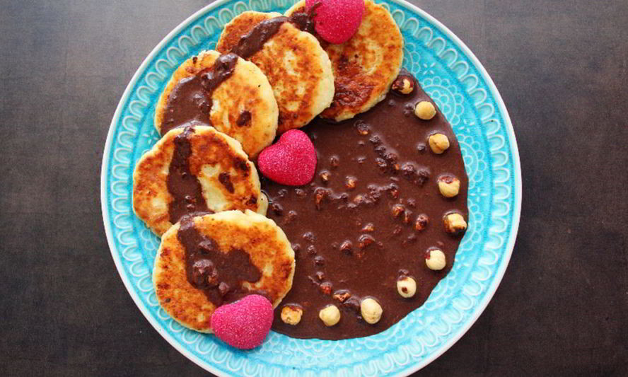 Рецепт сырников с шоколадно-ореховым соусом