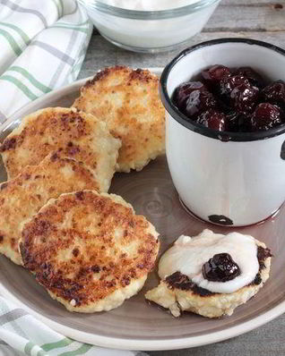 Сырники с вишневым соусом и корицей