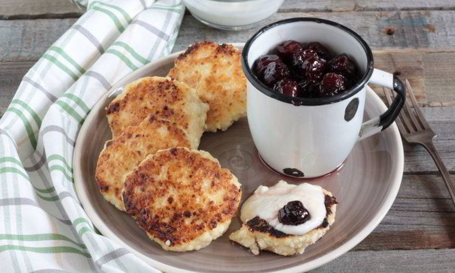 Рецепт сырников с вишневым соусом и корицей