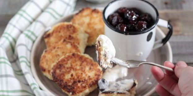 сырники с вишневым соусом и корицей