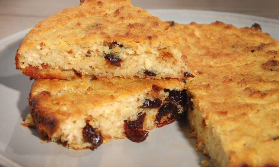 Рецепт творожника с миндалем и вяленой вишней