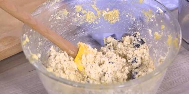 творожник с миндалем и вяленой вишней