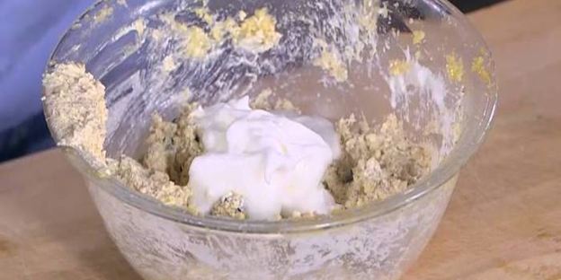 творожник с миндалем и вяленой вишней