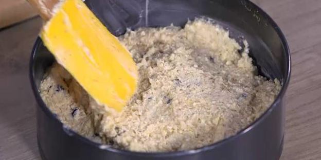 творожник с миндалем и вяленой вишней