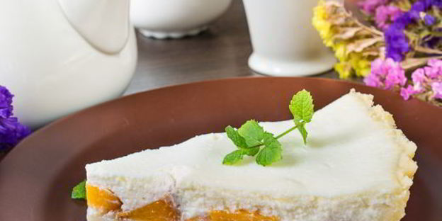 творожник с персиками