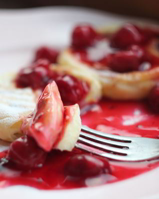 Ванильные сырники с домашним ягодным соусом