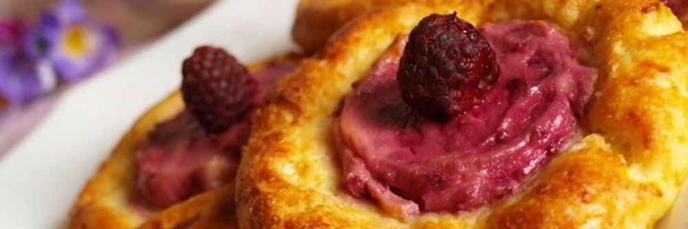 Запеченные сырники с ягодно-кремовой начинкой