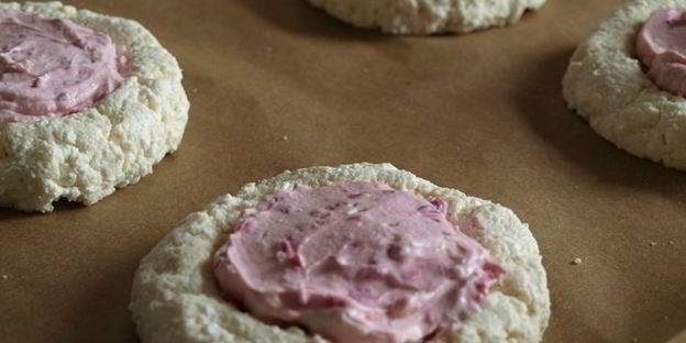 запеченные сырники с ягодно-кремовой начинкой