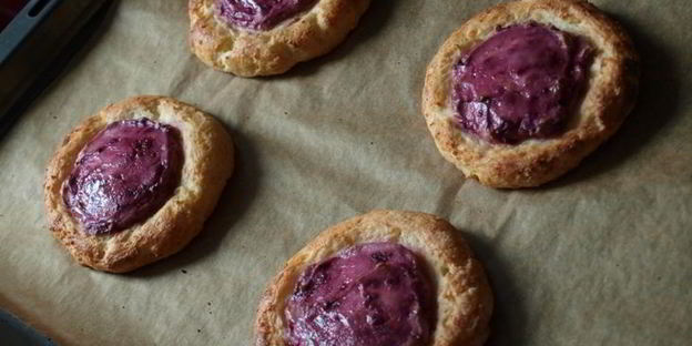 запеченные сырники с ягодно-кремовой начинкой