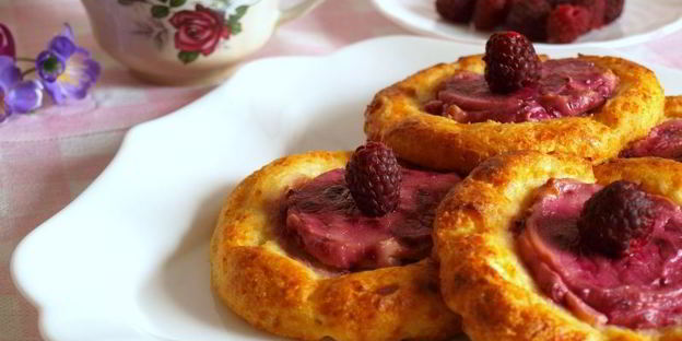 запеченные сырники с ягодно-кремовой начинкой