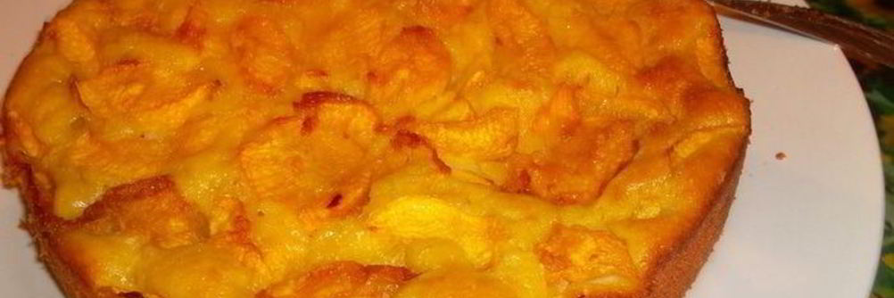 Бисквит на йогурте со свежими персиками