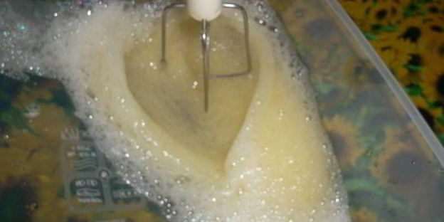 бисквит на йогурте со свежими персиками