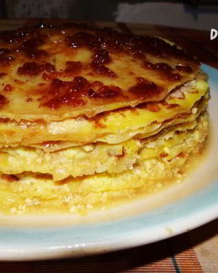 Блинный торт с нежным творожным наполнителем и малиновым джемом