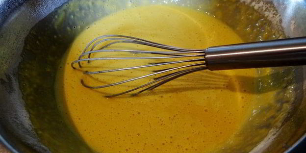 блинный торт с нежным творожным наполнителем и малиновым джемом