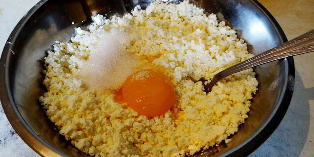 блинный торт с нежным творожным наполнителем и малиновым джемом