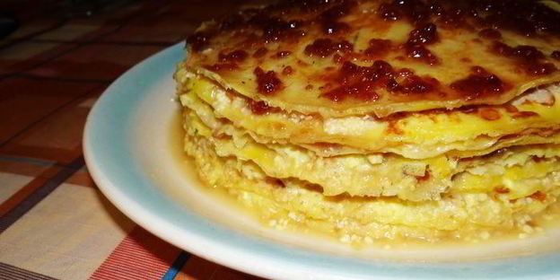 блинный торт с нежным творожным наполнителем и малиновым джемом