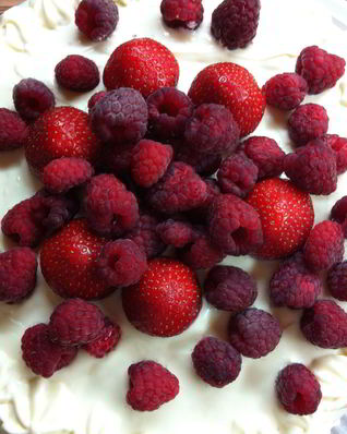 Летний ягодный торт с белым шоколадом