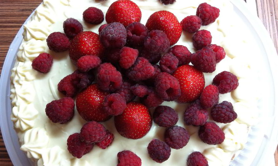 Рецепт летнего ягодного торта с белым шоколадом