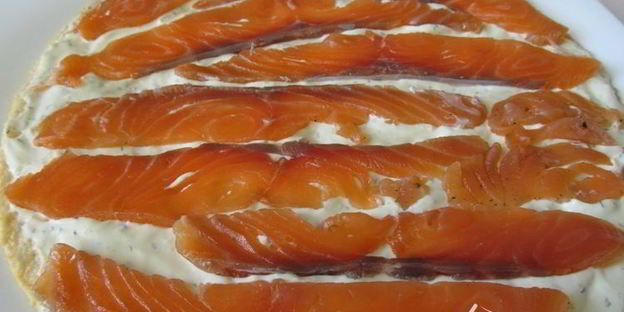 наполеон закусочный с семгой, сырным кремом и икрой мойвы