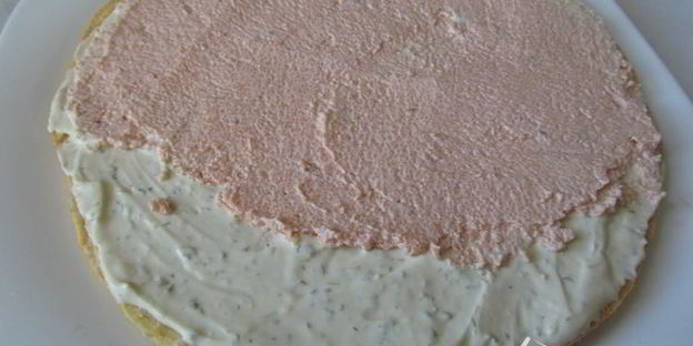 наполеон закусочный с семгой, сырным кремом и икрой мойвы