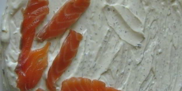 наполеон закусочный с семгой, сырным кремом и икрой мойвы