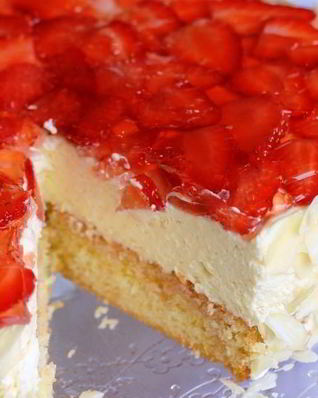 Нежный торт с маскарпоне и клубникой