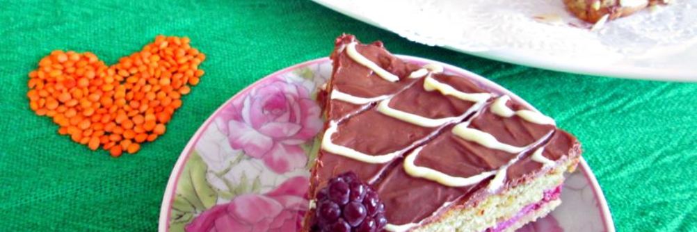 Постный полезный чечевичный торт с ежевичным кремом