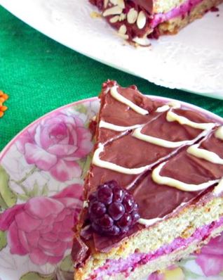 Постный полезный чечевичный торт с ежевичным кремом