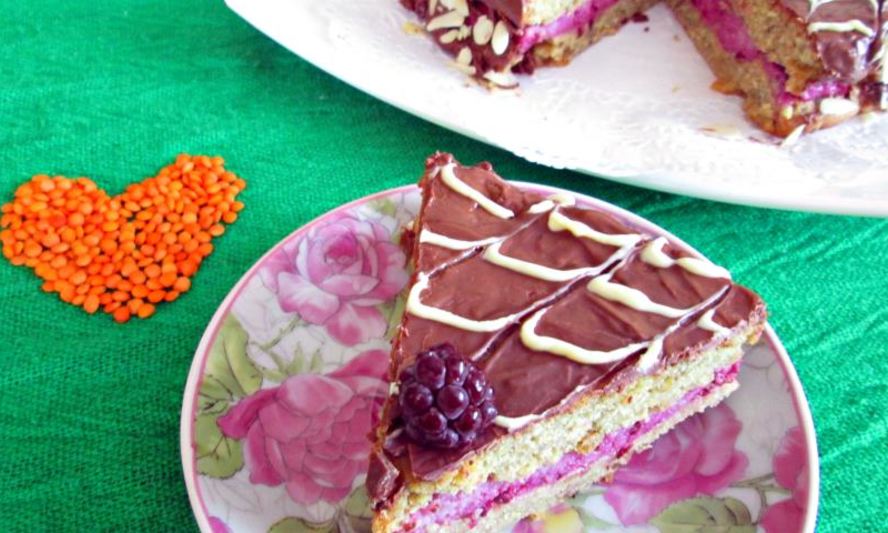 Рецепт постного полезного чечевичного торта с ежевичным кремом