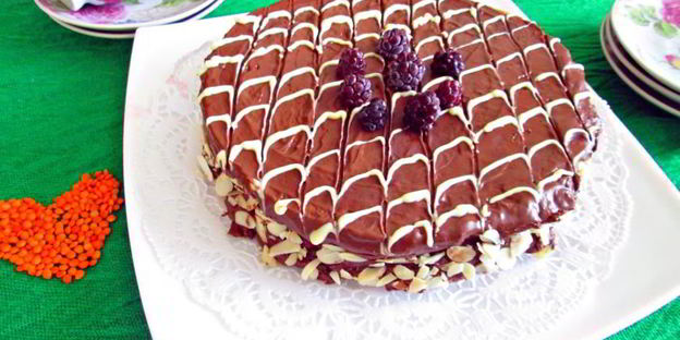 постный полезный чечевичный торт с ежевичным кремом