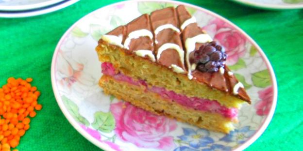 постный полезный чечевичный торт с ежевичным кремом