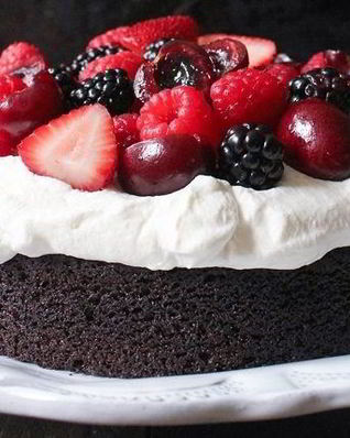 Шоколадный торт с ягодами