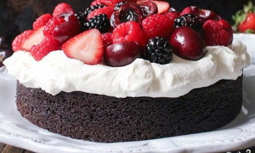 Рецепт шоколадного торта с ягодами