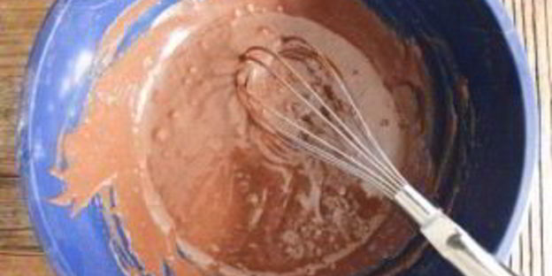 шоколадный торт с ягодами