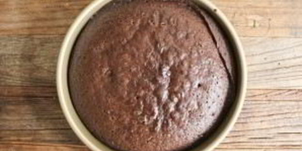 шоколадный торт с ягодами