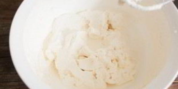 шоколадный торт с ягодами