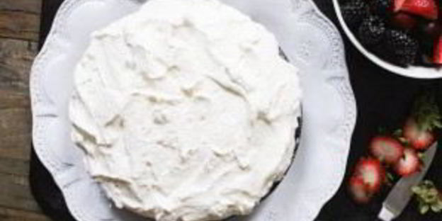 шоколадный торт с ягодами