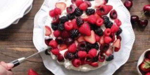 шоколадный торт с ягодами