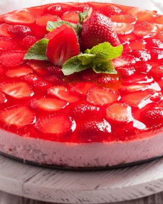 Торт без выпечки из клубники