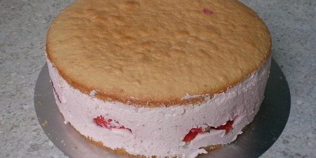 торт клубничное искушение с ванильными сливками