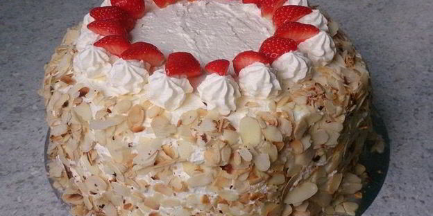 торт клубничное искушение с ванильными сливками