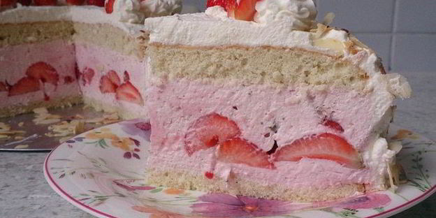 торт клубничное искушение с ванильными сливками