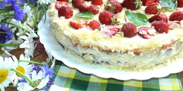 торт клубника на дереве