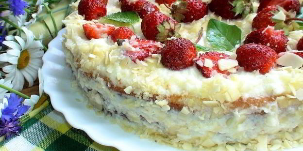 торт клубника на дереве