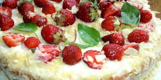 торт клубника на дереве