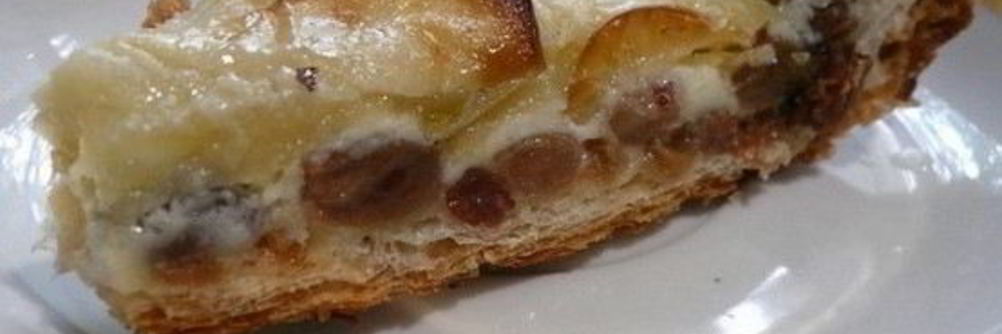 Торт на сковороде с яблоками и изюмом