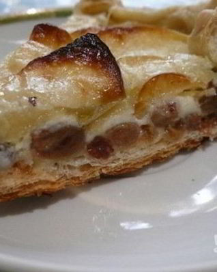 Торт на сковороде с яблоками и изюмом