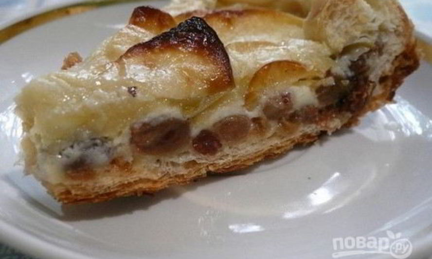 Рецепт торта на сковороде с яблоками и изюмом