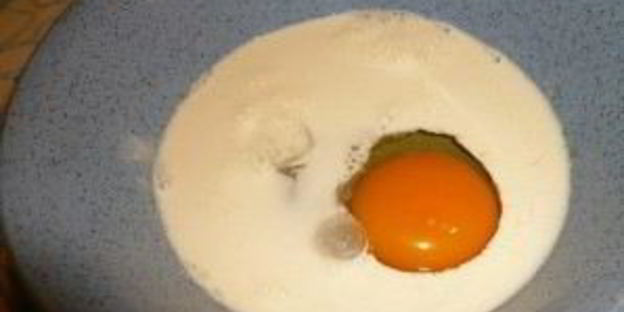 торт на сковороде с яблоками и изюмом