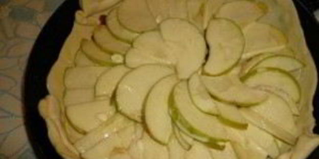 торт на сковороде с яблоками и изюмом